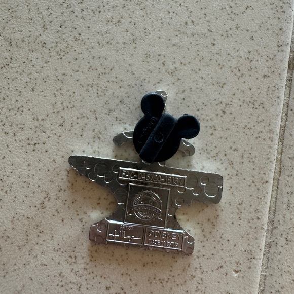 Disney Pin - Picture 2 of 2